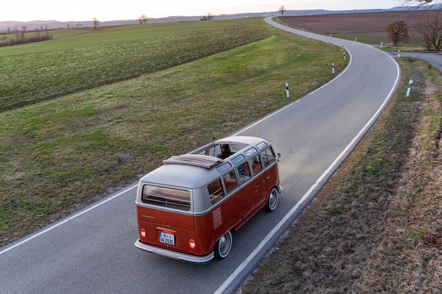  Volkswagen e-Bulli Concept 2020 года  (фото 6 из 12)